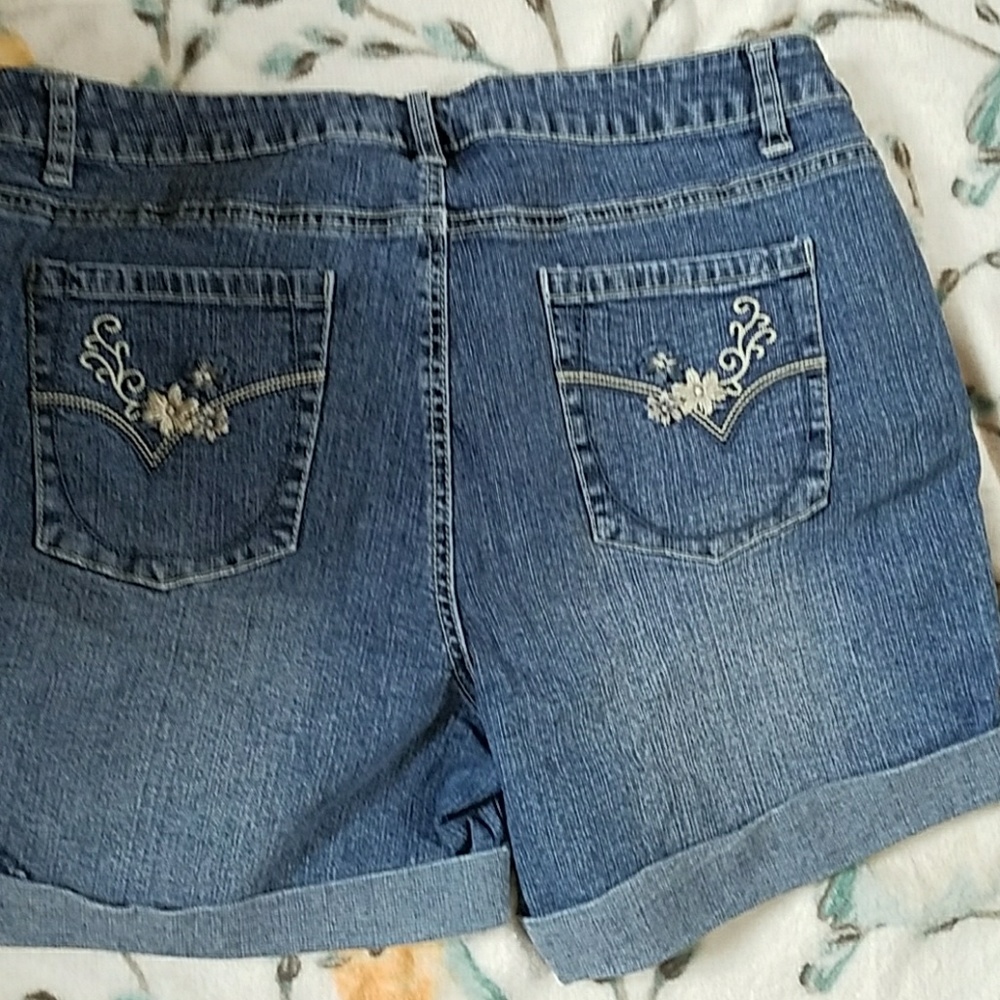 Shorts - Picture 4 of 8